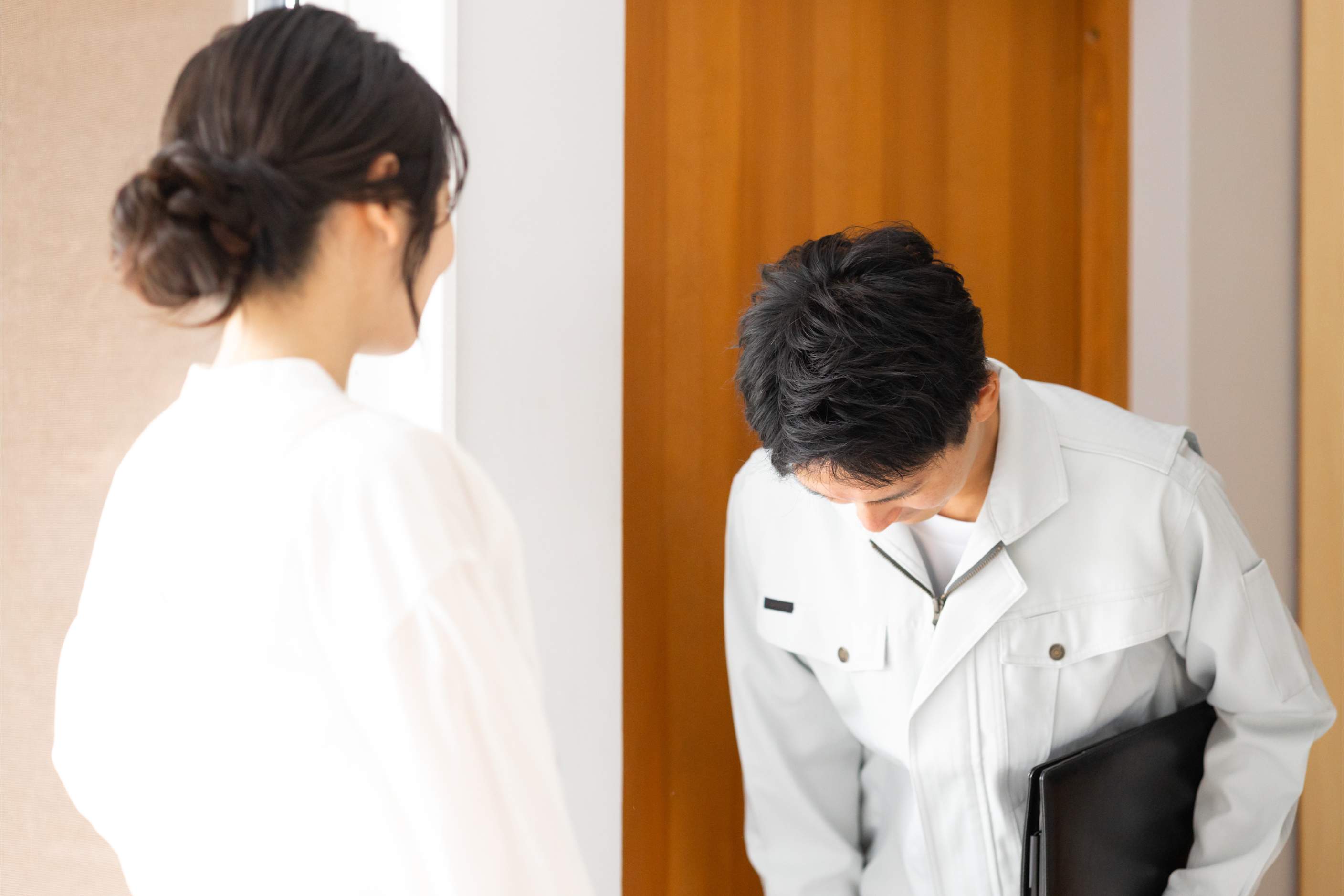 「堅いイメージ」をスタイリッシュに刷新。Webとパンフレットで展開する企業ブランディング